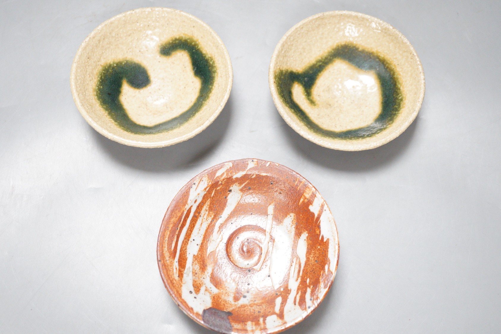 Aki Moriuchi (born 1947) three stoneware footed dishes, largest 11.5cm diameter